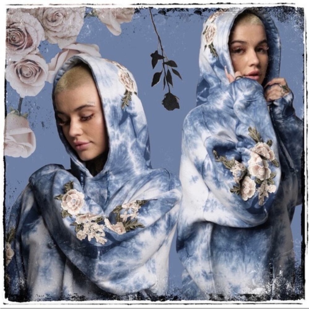 Civilregime - unisex - L Blue Tie-Dye Hoodie with Floral Embroidery